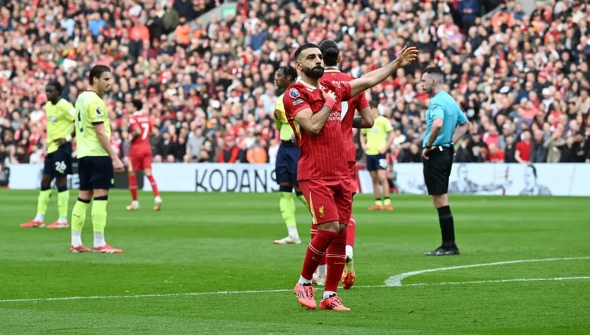 Liverpool ngược dòng thắng đội bét bảng
