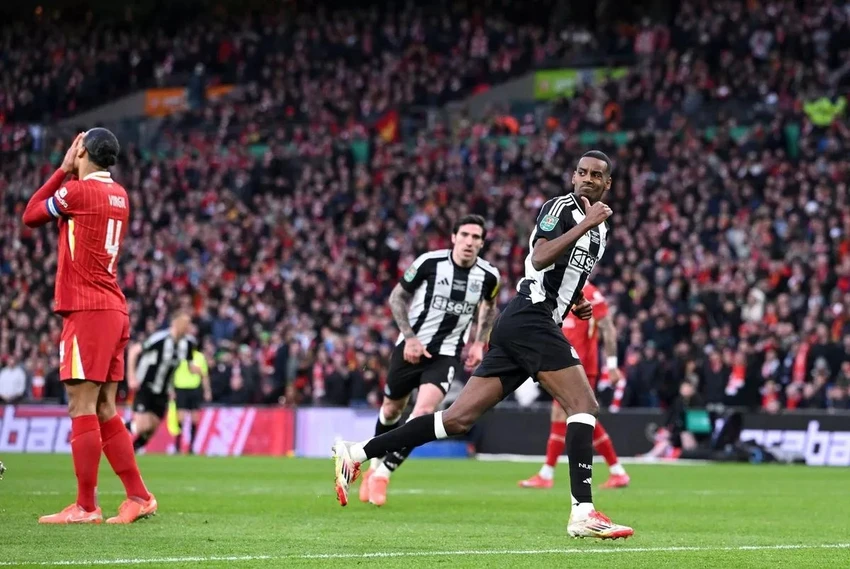 liverpool-hua-hen-vu-chuyen-nhuong-bom-tan-voi-isak.jpg