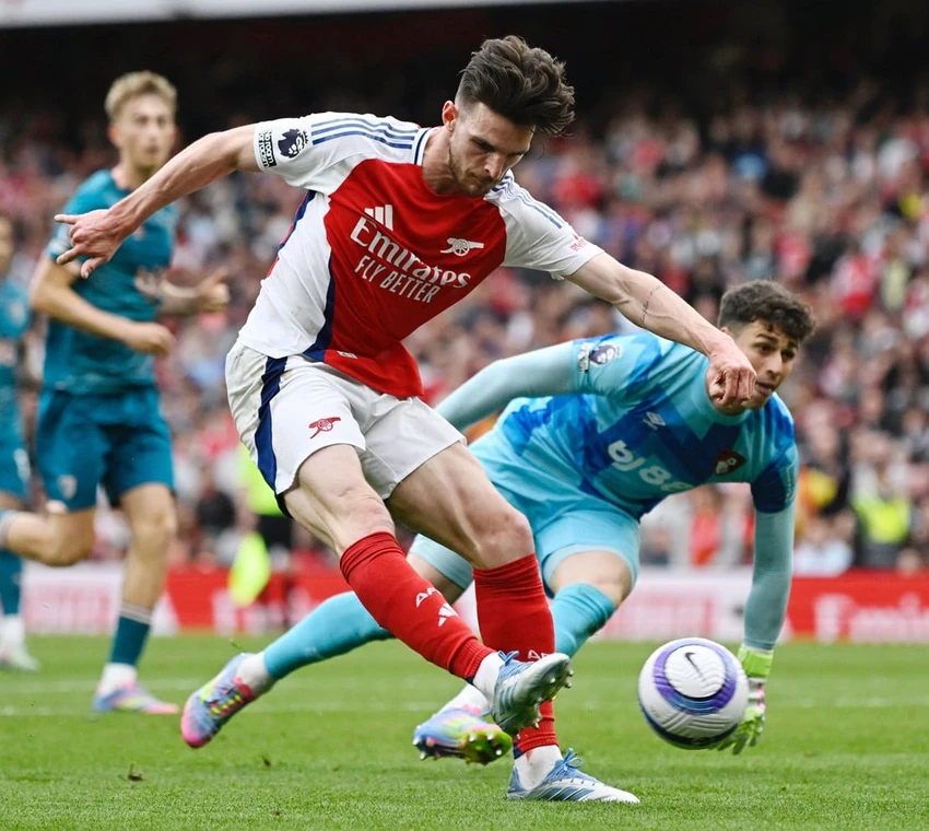 Arsenal thua ngược trên sân nhà