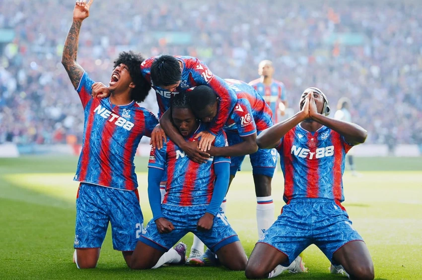 Bàn thắng của Eze giúp Crystal Palace vô địch FA Cup. Ảnh: RBF