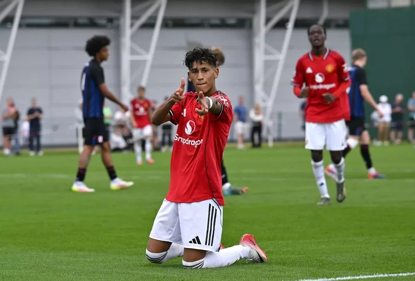 Thần đồng 14 tuổi của MU gây sốt khi lập hat-trick trong 22 phút,MU