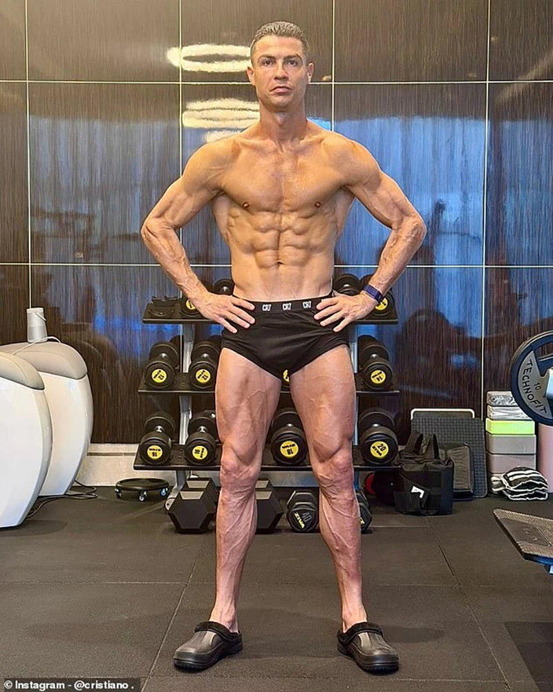 ronaldo-khoe-than-1.jpg