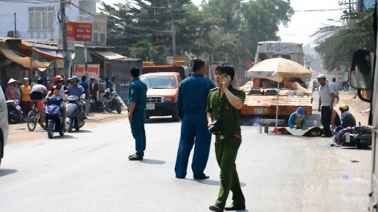 Va chạm, người phụ nữ ngã vào bánh xe container ảnh 1 Va chạm, người phụ nữ ngã vào bánh xe container ảnh 1