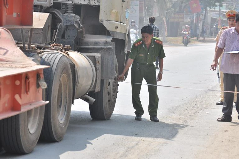 Va chạm, người phụ nữ ngã vào bánh xe container ảnh 3 Va chạm, người phụ nữ ngã vào bánh xe container ảnh 3