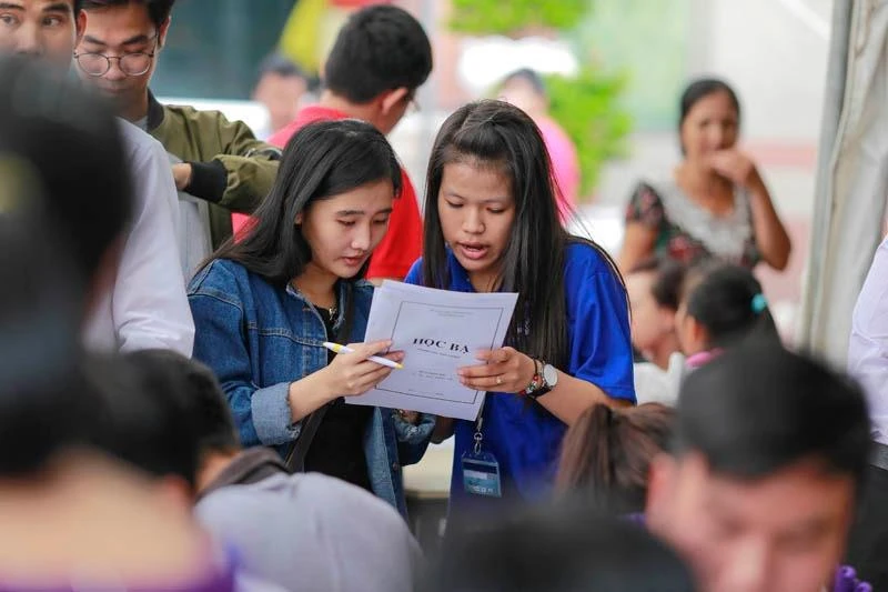Thí sinh đăng ký xét tuyển ĐH, CĐ năm nay. Ảnh: A.NHIÊN