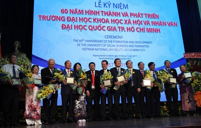 Các cựu sinh viên tiêu biểu được vinh danh - Ảnh: Yến Nhi