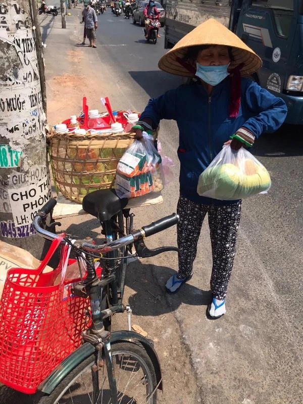 Người Sài Gòn đong đầy yêu thương: Nếu khó khăn cứ lấy 1 phần ảnh 3 Người Sài Gòn đong đầy yêu thương: Nếu khó khăn cứ lấy 1 phần ảnh 3