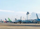 Cả trăm chuyến bay bị hủy do bão số 9