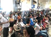 Biển người đón Việt kiều về quê ăn tết chật kín sân bay