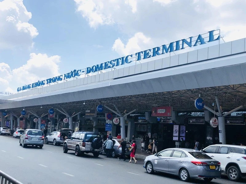 Hệ thống thu phí tại sân bay nói trên kết nối liên thông với các trạm thu phí đường bộ nên sử dụng các loại thẻ Epass, VETC. Ảnh: PHONG ĐIỀN Hệ thống thu phí tại sân bay nói trên kết nối liên thông với các trạm thu phí đường bộ nên sử dụng các loại thẻ Epass, VETC. Ảnh: PHONG ĐIỀN
