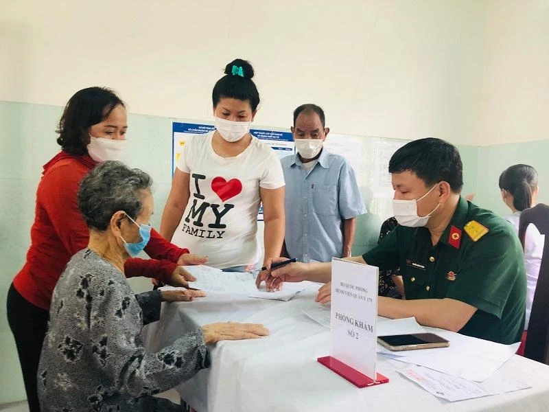 Bác sĩ Nguyễn Xuân Thành - Bệnh viện Quân y 175 khám bệnh cho người dân. Ảnh: PHONG ĐIỀN Bác sĩ Nguyễn Xuân Thành - Bệnh viện Quân y 175 khám bệnh cho người dân. Ảnh: PHONG ĐIỀN