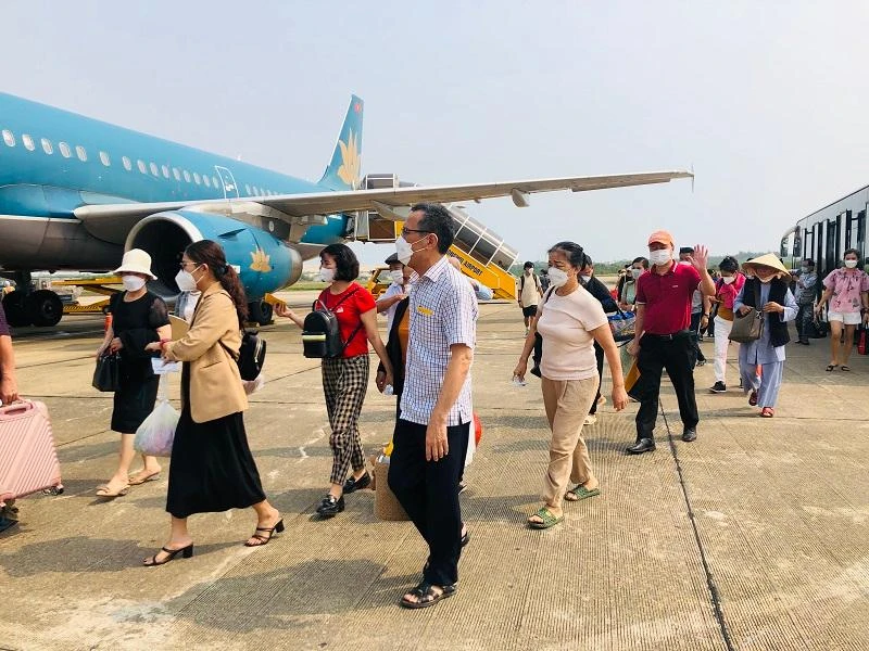 Sân bay Tân Sơn Nhất bận rộn khách sau hai năm đại dịch càn quét. Ảnh: PHONG ĐIỀN Sân bay Tân Sơn Nhất bận rộn khách sau hai năm đại dịch càn quét. Ảnh: PHONG ĐIỀN