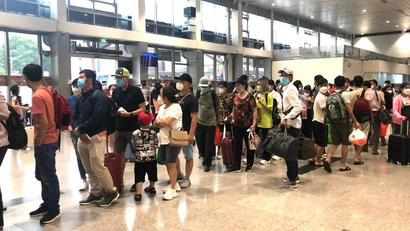 Khách xếp hàng dài để làm thủ tục tại Cảng hàng không quốc tế Tân Sơn Nhất. Ảnh: PHONG ĐIỀN