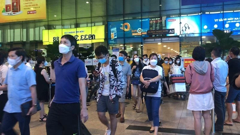 Hôm nay 3-5, ngày nghỉ cuối cùng của lễ 30-4 và 1-5, sân bay Tân Sơn Nhất có lượng khách đến đông đúc. Ảnh: PHONG ĐIỀN Hôm nay 3-5, ngày nghỉ cuối cùng của lễ 30-4 và 1-5, sân bay Tân Sơn Nhất có lượng khách đến đông đúc. Ảnh: PHONG ĐIỀN