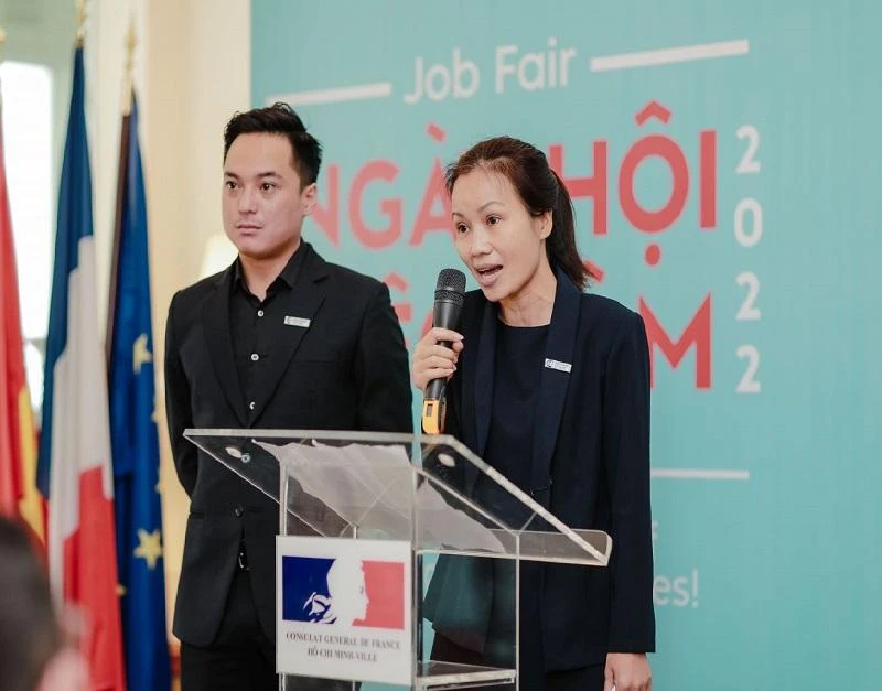 Bà Đậu Thị Hảo, phụ trách bộ phận tuyển dụng CCIFV thông tin về nhu cầu tuyển dụng từ các công ty Pháp hoạt động tại Việt Nam. Ảnh: BTC Bà Đậu Thị Hảo, phụ trách bộ phận tuyển dụng CCIFV thông tin về nhu cầu tuyển dụng từ các công ty Pháp hoạt động tại Việt Nam. Ảnh: BTC