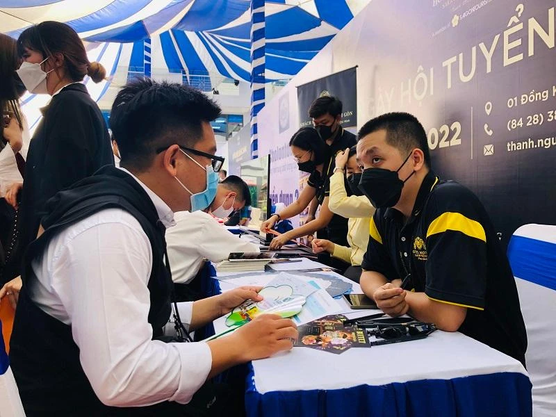 Các khách sạn tên tuổi tại TP.HCM tiếp nhận thông tin ứng tuyển của ứng viên. Ảnh: PHONG ĐIỀN