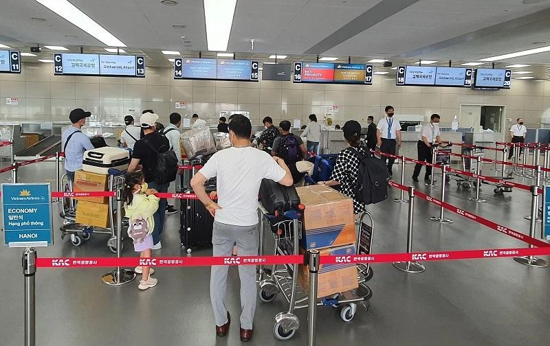 Khách đi chuyến bay VN427 làm thủ tục tại sân bay Busan về Hà Nội. Ảnh: VNA Khách đi chuyến bay VN427 làm thủ tục tại sân bay Busan về Hà Nội. Ảnh: VNA