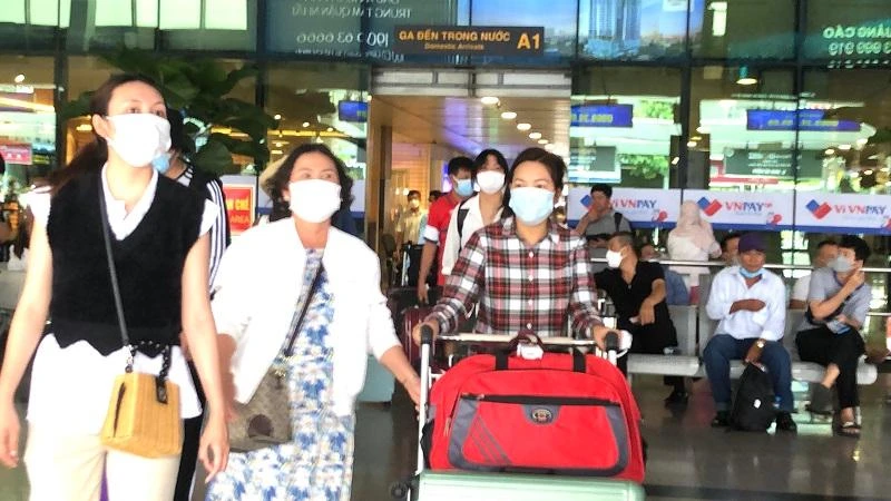 Dòng khách nội địa đến sân bay Tân Sơn Nhất gần như không ngớt trong các khung giờ 10-12. Ảnh: P.ĐIỀN Dòng khách nội địa đến sân bay Tân Sơn Nhất gần như không ngớt trong các khung giờ 10-12. Ảnh: P.ĐIỀN