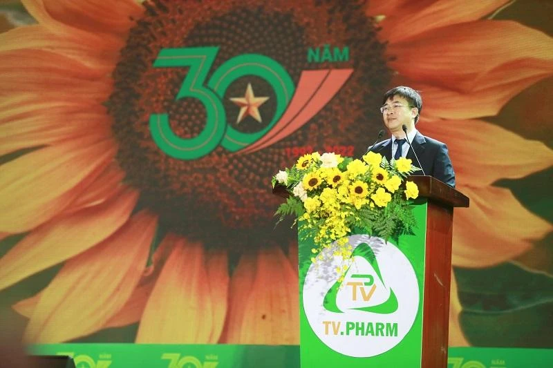 Tổng Giám đốc TV.PHARM Hà Ngọc Sơn ôn lại những thành tựu công ty đạt được 30 năm qua. Ảnh: PĐ