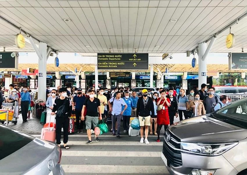 Khách đến sân bay Tân Sơn Nhất vào khung giờ cao điểm. Ảnh: P.ĐIỀN Khách đến sân bay Tân Sơn Nhất vào khung giờ cao điểm. Ảnh: P.ĐIỀN
