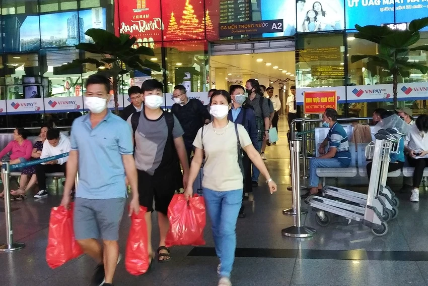 Giải pháp tra cứu thông tin chuyến bay FIDS quốc nội và bản đồ phương tiện giao thông công cộng nhằm nâng cao chất lượng dịch vụ tại Cảng HKQT Tân Sơn Nhất. Ảnh: P.ĐIỀN Giải pháp tra cứu thông tin chuyến bay FIDS quốc nội và bản đồ phương tiện giao thông công cộng nhằm nâng cao chất lượng dịch vụ tại Cảng HKQT Tân Sơn Nhất. Ảnh: P.ĐIỀN