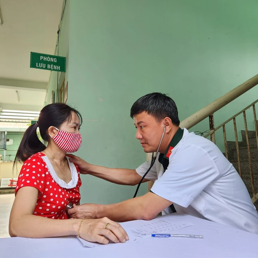 Bác sĩ Nguyễn Xuân Thành, Bệnh viện Quân y 175 khám bệnh cho người dân tại phường An Phú Đông, quận 12, TP.HCM. Ảnh: P.ĐIỀN