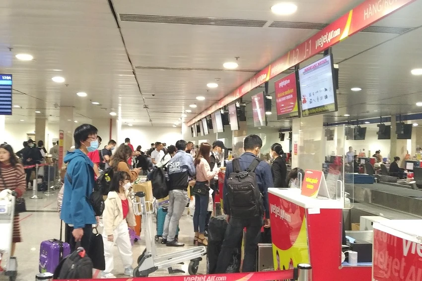 Cục Hàng không yêu cầu các hãng hàng không phối hợp với người khai thác cảng hàng không, sân bay triển khai xác thực sinh trắc học khi khách làm thủ tục đi máy bay. Ảnh: PHONG ĐIỀN Cục Hàng không yêu cầu các hãng hàng không phối hợp với người khai thác cảng hàng không, sân bay triển khai xác thực sinh trắc học khi khách làm thủ tục đi máy bay. Ảnh: PHONG ĐIỀN