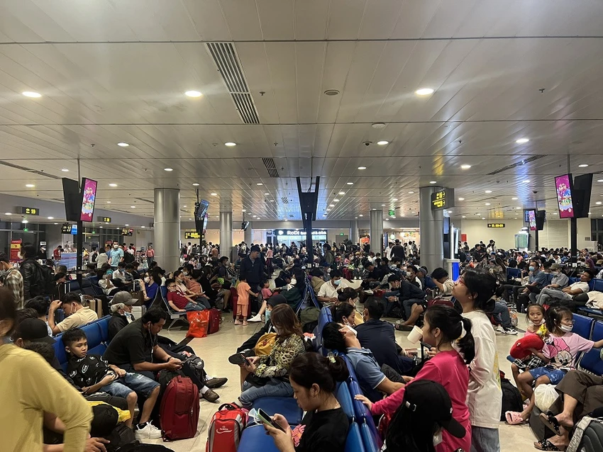 Nhiều đường bay 'cháy vé', hãng bay tiếp tục bơm vé lần thứ 4 những ngày cận tết Nguyên đán. Ảnh: ĐÀO TRANG Nhiều đường bay 'cháy vé', hãng bay tiếp tục bơm vé lần thứ 4 những ngày cận tết Nguyên đán. Ảnh: ĐÀO TRANG