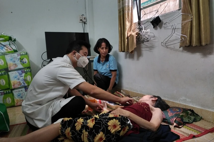 Đoàn bác sĩ Quân y Bệnh viện 175 đã đến tận nhà khám bệnh, kê toa và tặng quà cho các cô bác cao tuổi đi lại khó khăn. Ảnh: P.ĐIỀN Đoàn bác sĩ Quân y Bệnh viện 175 đã đến tận nhà khám bệnh, kê toa và tặng quà cho các cô bác cao tuổi đi lại khó khăn. Ảnh: P.ĐIỀN