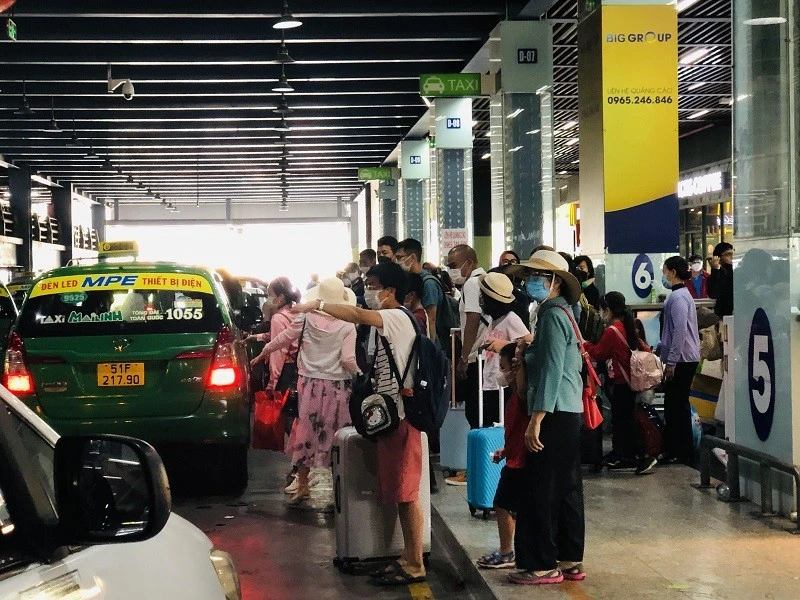 Khách nhộn nhịp bắt xe taxi tại nhà giữ xe TCP. Ảnh: AN NHIÊN
