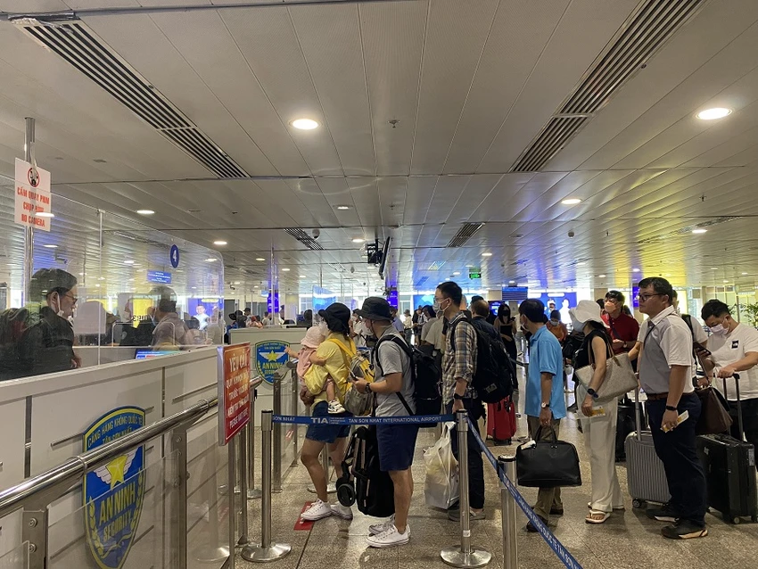 Hành khách làm thủ tục tại Cảng HKQT Tân Sơn Nhất. Ảnh: CA Hành khách làm thủ tục tại Cảng HKQT Tân Sơn Nhất. Ảnh: CA