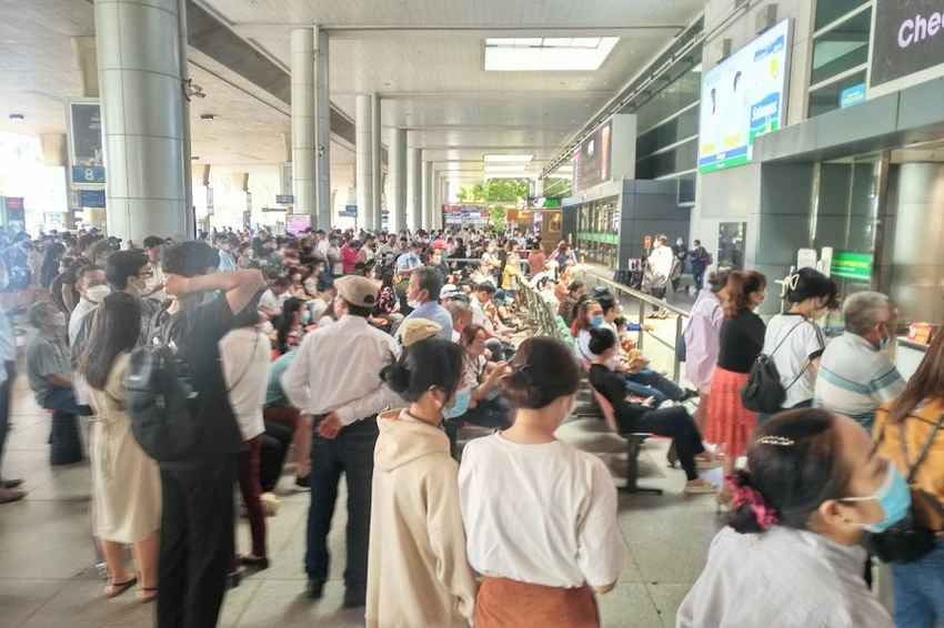 Biển người đón khách tại nhà ga quốc tế sân bay Tân Sơn Nhất. Ảnh: P.ĐIỀN Biển người đón khách tại nhà ga quốc tế sân bay Tân Sơn Nhất. Ảnh: P.ĐIỀN