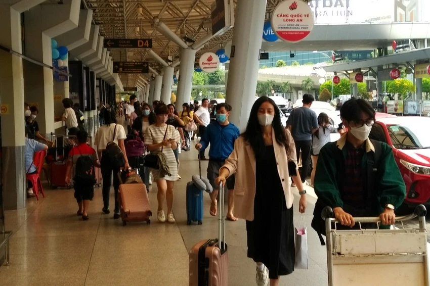 Dù tổng lượng khách đông đúc, nhưng sân bay Tân Sơn Nhất khá thông thoáng trong ngày đầu của kì nghỉ lễ kéo dài năm ngày. Ảnh: P.ĐIỀN