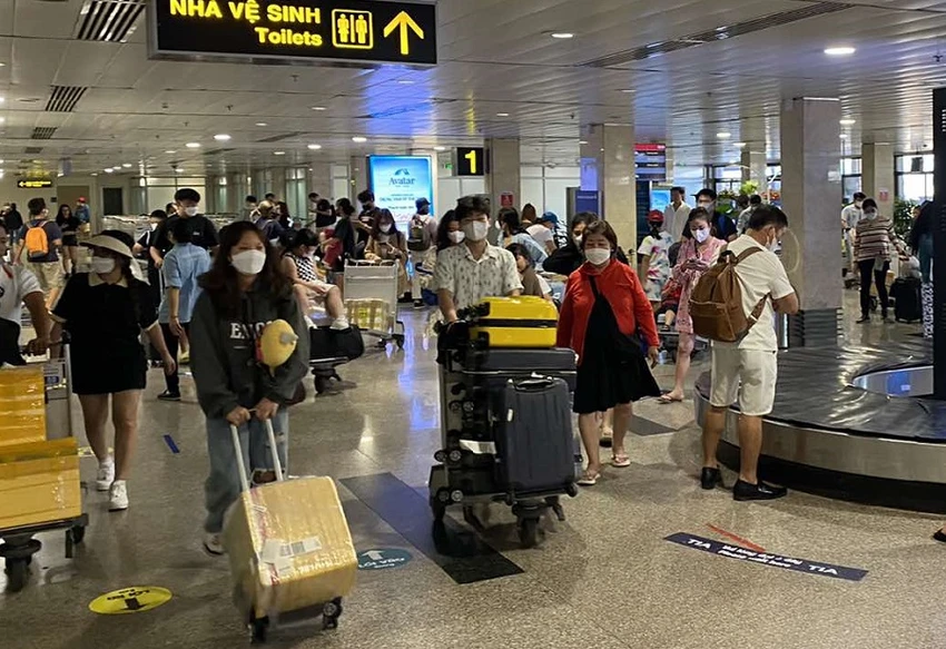 Khu vực hành lý ký gửi tập nập khách chờ lấy hành lý. Ảnh: P.ĐIỀN Khu vực hành lý ký gửi tập nập khách chờ lấy hành lý. Ảnh: P.ĐIỀN