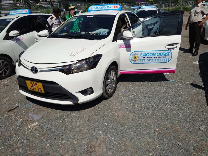 Cục Hàng không kiến nghị xử lý nghiêm đối với các trường hợp nhân viên của hãng có hiện tượng chèo kéo, ép giá khách tại sân bay Tân Sơn Nhất.Ánh: PLO Cục Hàng không kiến nghị xử lý nghiêm đối với các trường hợp nhân viên của hãng có hiện tượng chèo kéo, ép giá khách tại sân bay Tân Sơn Nhất.Ánh: PLO