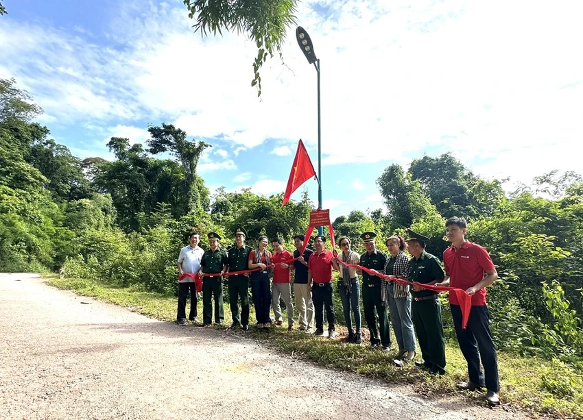 Đèn đường thắp sáng vùng biên ở Quảng Bình. Ảnh: P.ĐIỀN Đèn đường thắp sáng vùng biên ở Quảng Bình. Ảnh: P.ĐIỀN