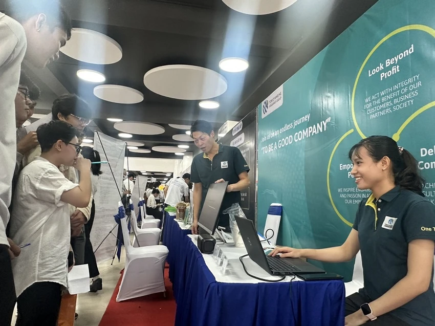 Nhà trường kết nối doanh nghiệp mở sàn việc tuyển dụng để sinh viên tìm kiếm việc làm. Ảnh: P.ĐIỀN Nhà trường kết nối doanh nghiệp mở sàn việc tuyển dụng để sinh viên tìm kiếm việc làm. Ảnh: P.ĐIỀN