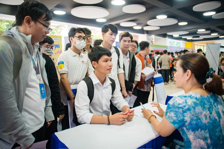 Ngoài sàn việc làm, các trường đại học thường xuyên tổ chức các phiên kết nối việc làm cho sinh viên ra trường. Ảnh: P.ĐIỀN Ngoài sàn việc làm, các trường đại học thường xuyên tổ chức các phiên kết nối việc làm cho sinh viên ra trường. Ảnh: P.ĐIỀN