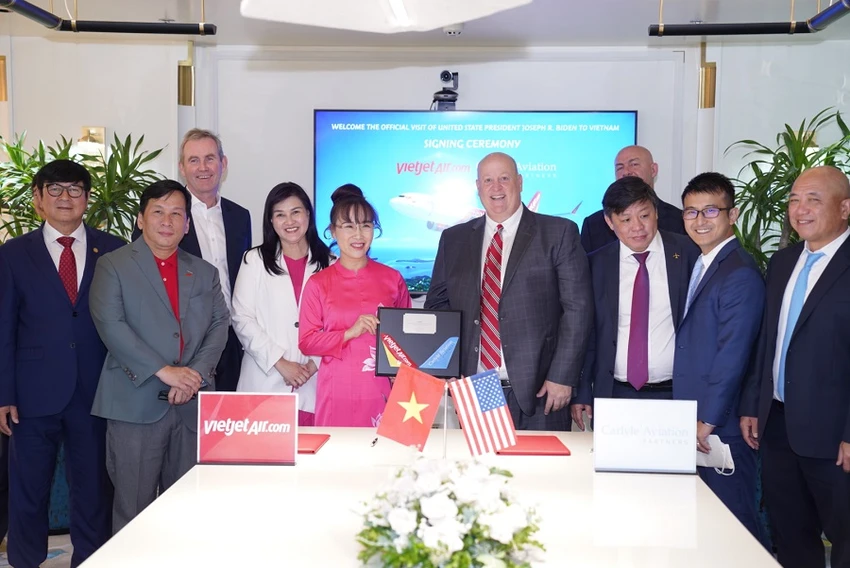 Chủ tịch Vietjet Nguyễn Thị Phương Thảo (giữa) chứng kiến trao đổi ký kết thoả thuận tài trợ máy bay giữa Carlyle Aviation Partners và Vietjet. Ảnh: VJ Chủ tịch Vietjet Nguyễn Thị Phương Thảo (giữa) chứng kiến trao đổi ký kết thoả thuận tài trợ máy bay giữa Carlyle Aviation Partners và Vietjet. Ảnh: VJ