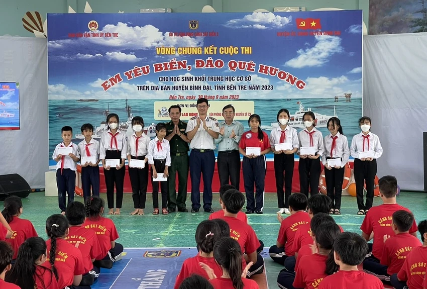 canh-sat-bien-tang-qua-cho-ngu-dan.jpg