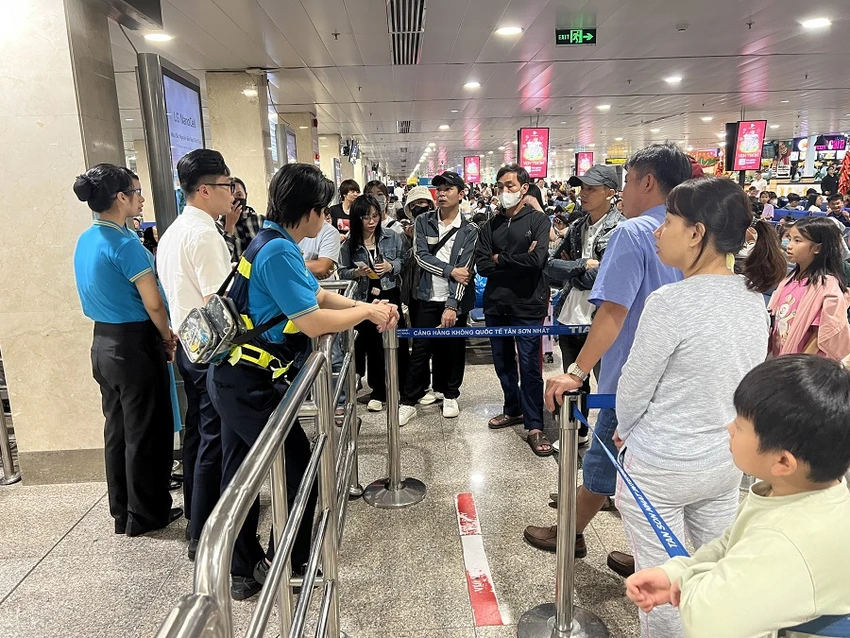 hang-loat-chuyen-bay-delay-6-tieng-do-suong-mu-1.jpg