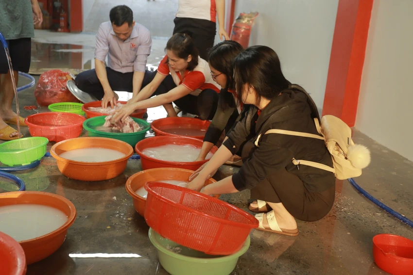banh-chung-am-long-nguoi-lao-dong-xa-que-don-tet-1.jpg