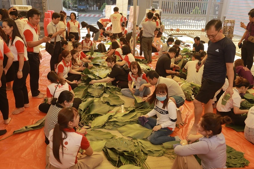 banh-chung-am-long-nguoi-lao-dong-xa-que-don-tet.jpg