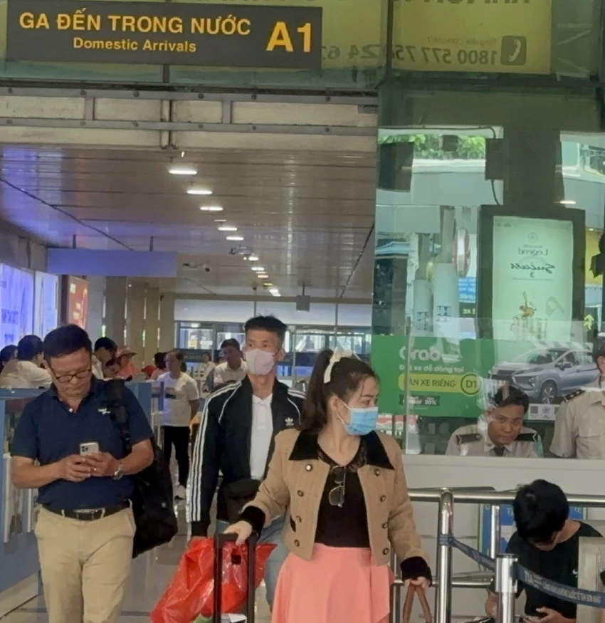 san-bay-tan-son-nhat-chat-khach.jpg
