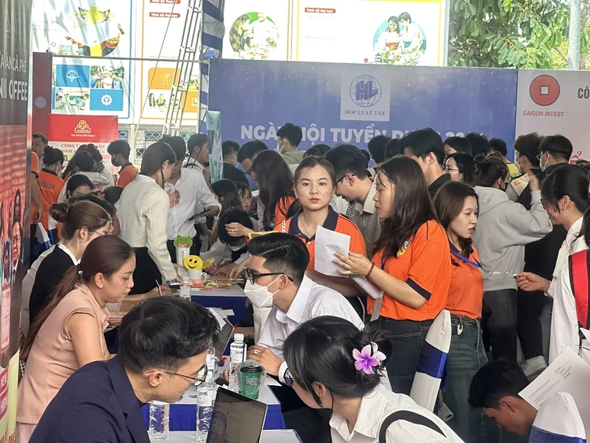 doanh-nghiep-tai-chinh-ngan-hang-tuyen-5200-nhan-vien-2.jpg