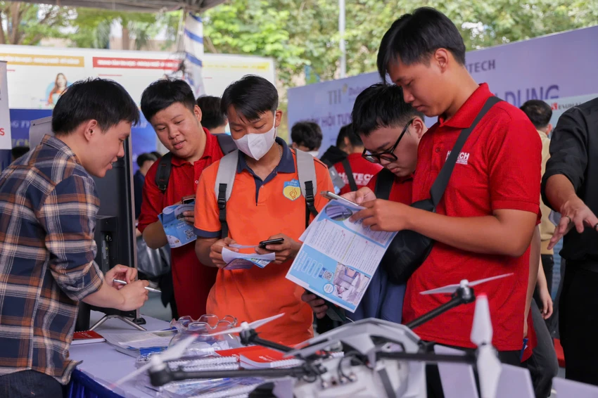 Các doanh nghiệp ngành công nghệ, kĩ thuật đến tận trường tuyển sinh viên. Ảnh: AN NHIÊN