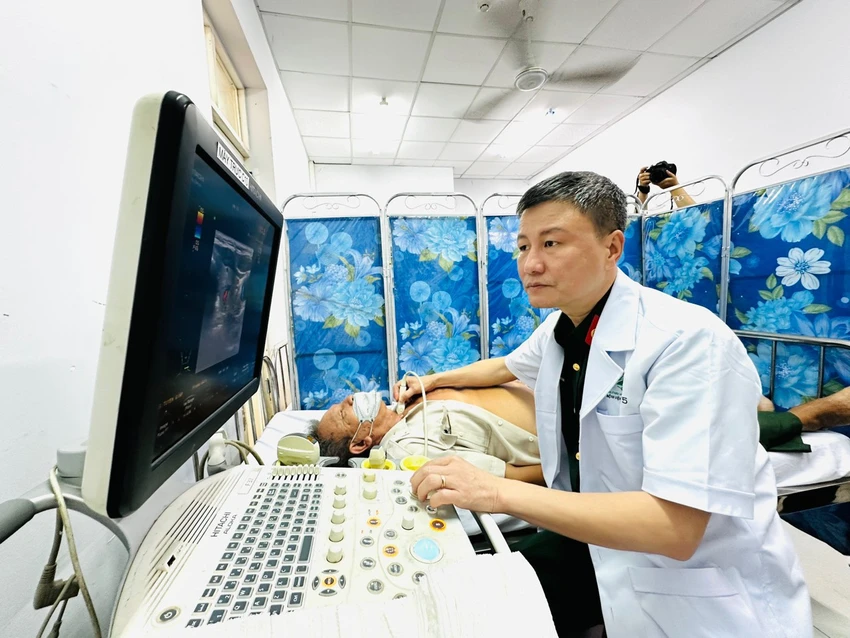 Thượng tá, BSCK2 Nguyễn Xuân Thành, Trưởng đoàn công tác Bệnh viện Quân y 175 khám bệnh cho người dân, sáng 22-2.