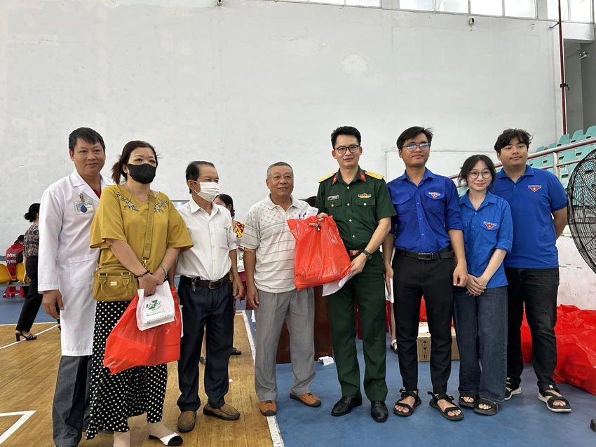 benh-vien-quan-y-kham-benh-nguoi-ngheo--5.jpg