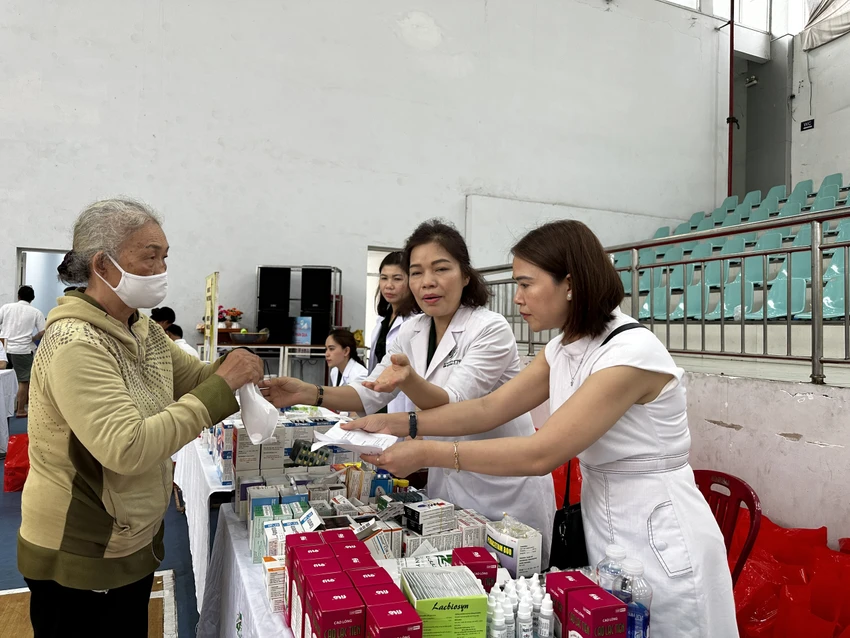 benh-vien-quan-y-kham-benh-nguoi-ngheo-6.jpg
