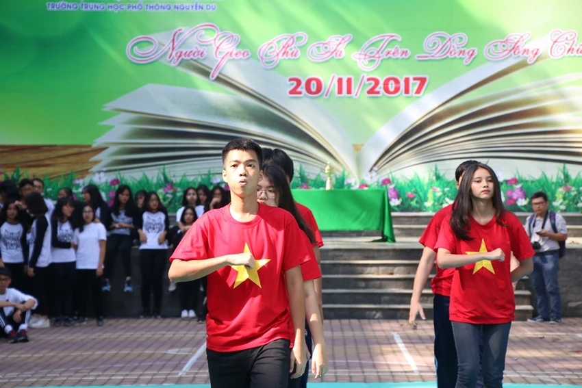 Những màn flashmob 'cực chất' của HS trường Nguyễn Du ảnh 2 Những màn flashmob 'cực chất' của HS trường Nguyễn Du ảnh 2